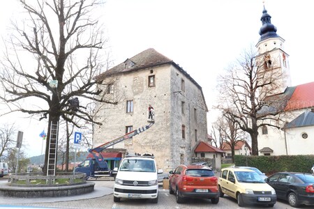 ZAČETEK PRAZNIČNE  OKRASITVE CERKNICE 05 FOTO LJUBO VUKELIČ